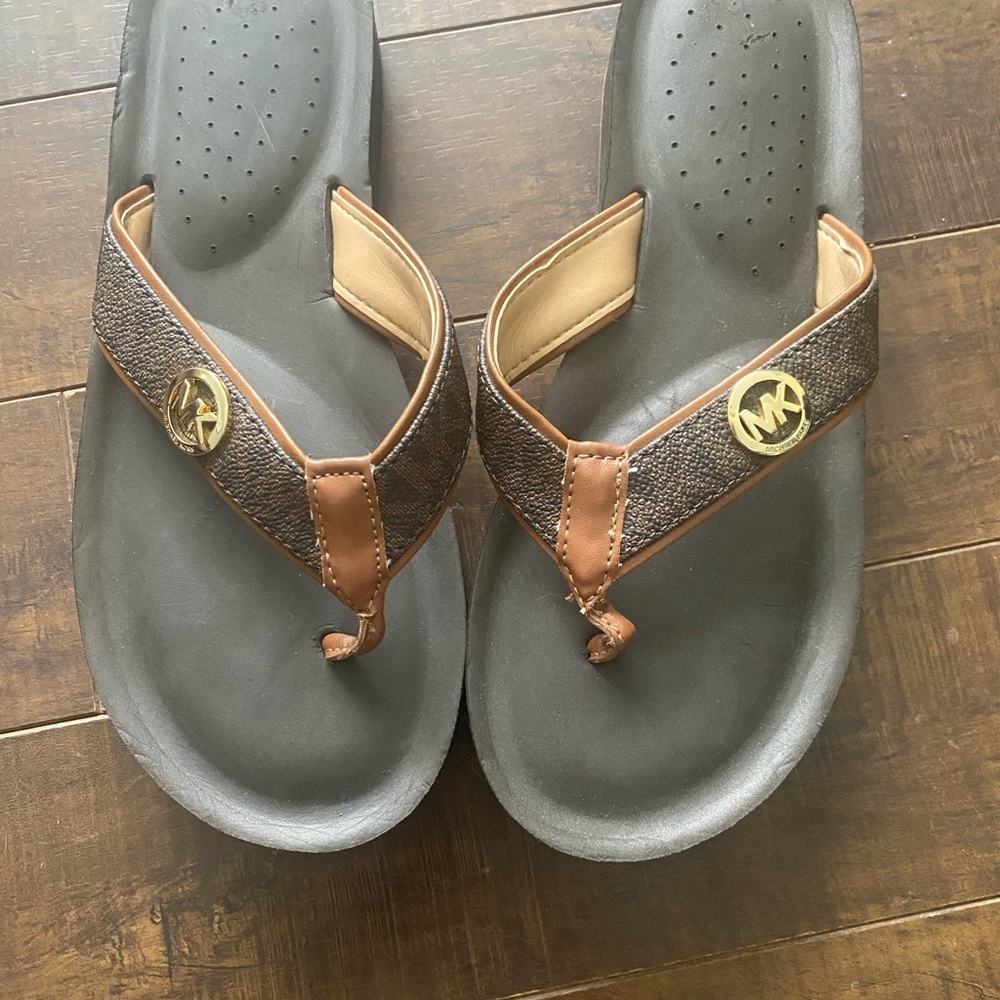 Michael Kors Brown and Black Platform Thong Sandals - Picture 3 of 11